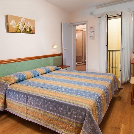 Hotel Alba Serena Мисано Адриатико Екстериор снимка