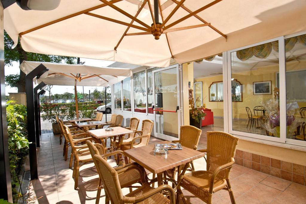 Hotel Alba Serena Мисано Адриатико Екстериор снимка