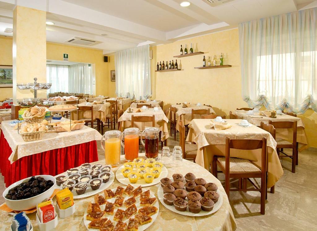 Hotel Alba Serena Мисано Адриатико Екстериор снимка