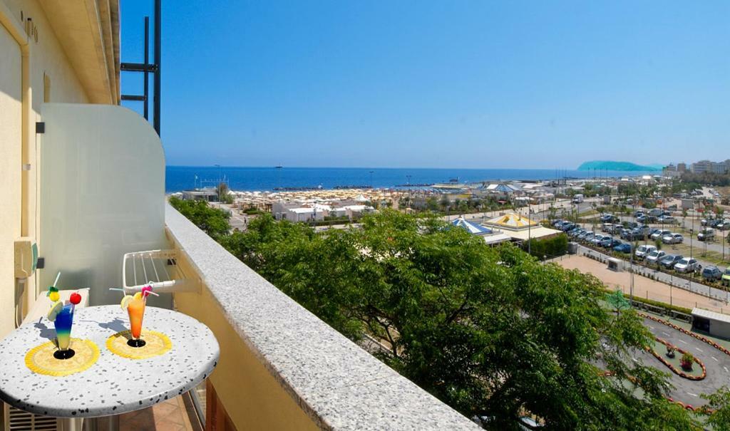 Hotel Alba Serena Мисано Адриатико Екстериор снимка