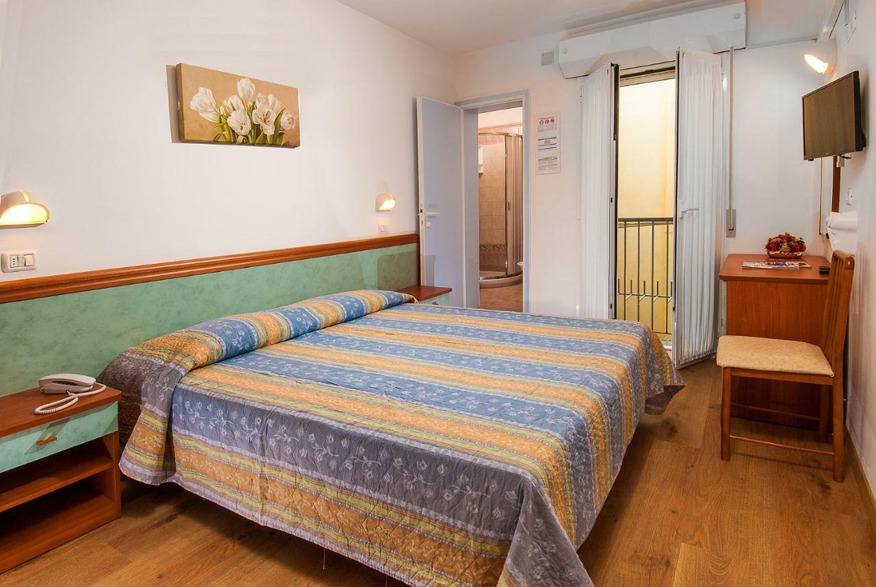 Hotel Alba Serena Мисано Адриатико Екстериор снимка